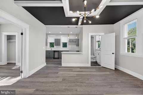 Entry Way - 3405 Parkside Dr, Baltimore, MD 21214 photo 3 of 13