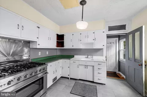 Kitchen - 304 W Cold Spring Ln, Baltimore, MD 21210 photo 4 of 5