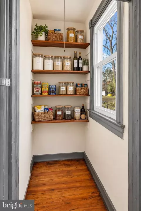 Entry Way - 304 W Cold Spring Ln, Baltimore, MD 21210 photo 2 of 4