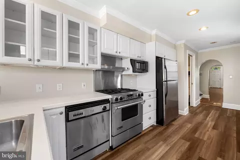 Entry Way - 1908 Bank St, Baltimore, MD 21231 photo 4 of 9