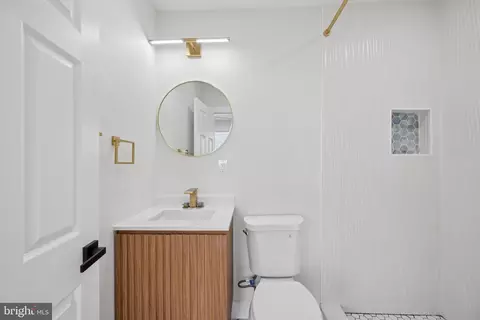 Bath - 306 Lyndhurst St, Baltimore, MD 21229 photo 1 of 7