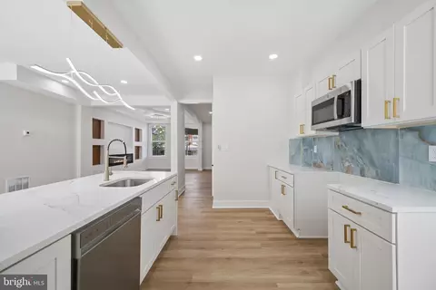 Entry Way - 306 Lyndhurst St, Baltimore, MD 21229 photo 1 of 12