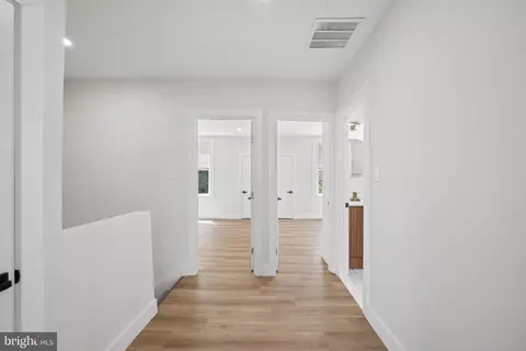 Entry Way - 306 Lyndhurst St, Baltimore, MD 21229 photo 6 of 12