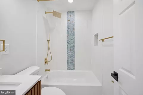 Bath - 306 Lyndhurst St, Baltimore, MD 21229 photo 5 of 7