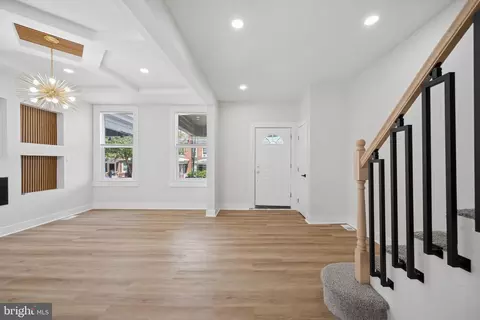 Entry Way - 306 Lyndhurst St, Baltimore, MD 21229 photo 4 of 12