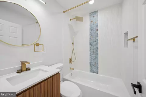 Bath - 306 Lyndhurst St, Baltimore, MD 21229 photo 3 of 7