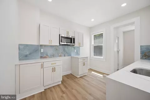Entry Way - 306 Lyndhurst St, Baltimore, MD 21229 photo 3 of 12