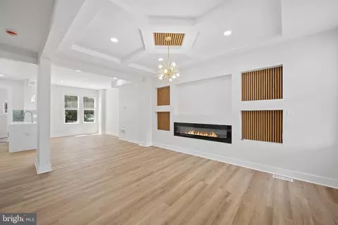 Living - 306 Lyndhurst St, Baltimore, MD 21229 photo 4 of 6