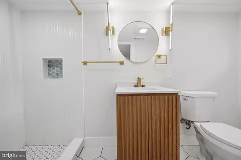Bath - 306 Lyndhurst St, Baltimore, MD 21229 photo 6 of 7