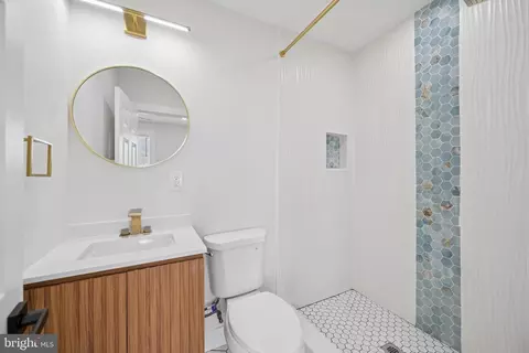 Bath - 306 Lyndhurst St, Baltimore, MD 21229 photo 2 of 7