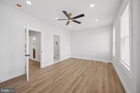 Entry Way - 306 Lyndhurst St, Baltimore, MD 21229 photo 5 of 12