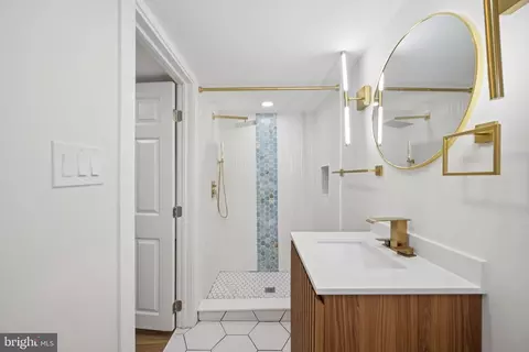 Bath - 306 Lyndhurst St, Baltimore, MD 21229 photo 4 of 7