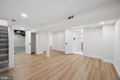 Entry Way - 306 Lyndhurst St, Baltimore, MD 21229 photo 7 of 12