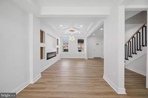 Entry Way - 306 Lyndhurst St, Baltimore, MD 21229 photo 9 of 12