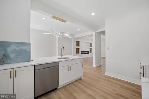 Entry Way - 306 Lyndhurst St, Baltimore, MD 21229 photo 2 of 12