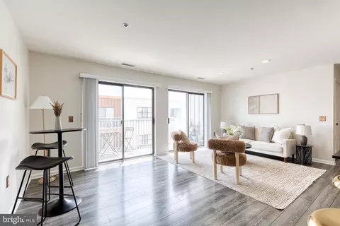 Living - 2702 Lighthouse Pt E #719, Baltimore, MD 21224 photo 4 of 4