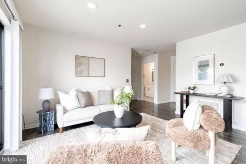 Living - 2702 Lighthouse Pt E #719, Baltimore, MD 21224 photo 2 of 4