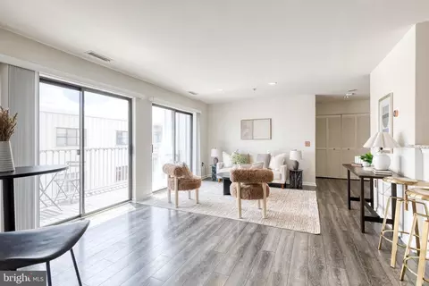 Living - 2702 Lighthouse Pt E #719, Baltimore, MD 21224 photo 3 of 4