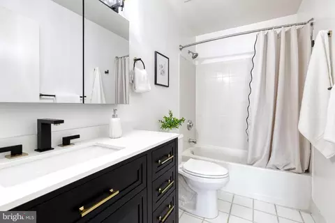 Bath - 2702 Lighthouse Pt E #719, Baltimore, MD 21224 photo 1 of 2