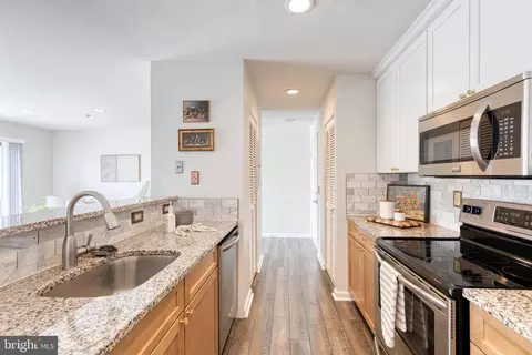 Entry Way - 2702 Lighthouse Pt E #719, Baltimore, MD 21224 photo 1 of 1
