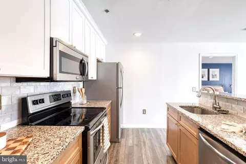 Kitchen - 2702 Lighthouse Pt E #719, Baltimore, MD 21224 photo 5 of 5