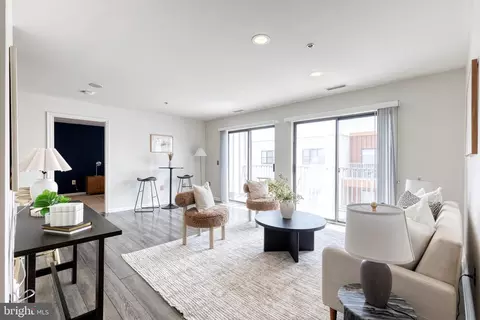 Living - 2702 Lighthouse Pt E #719, Baltimore, MD 21224 photo 1 of 4