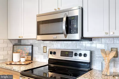 Kitchen - 2702 Lighthouse Pt E #719, Baltimore, MD 21224 photo 4 of 5