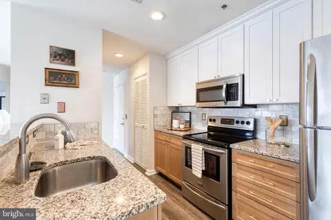 Kitchen - 2702 Lighthouse Pt E #719, Baltimore, MD 21224 photo 3 of 5