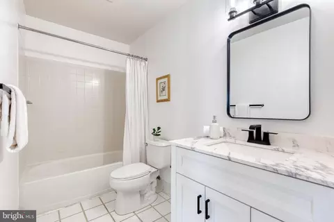 Bath - 2702 Lighthouse Pt E #719, Baltimore, MD 21224 photo 2 of 2