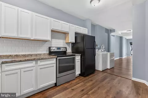 Entry Way - 2036 Walbrook Ave, Baltimore, MD 21217 photo 3 of 7