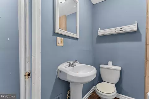 Entry Way - 2036 Walbrook Ave, Baltimore, MD 21217 photo 5 of 7