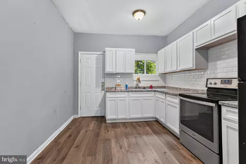 Entry Way - 2036 Walbrook Ave, Baltimore, MD 21217 photo 2 of 7
