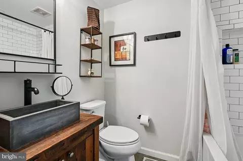 Bath - 1406 Jackson St, Baltimore, MD 21230 photo 3 of 4