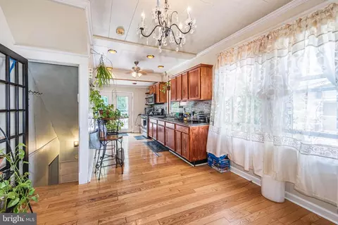 Entry Way - 2817 Hemlock Ave, Baltimore, MD 21214 photo 4 of 10