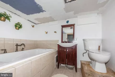 Bath - 2817 Hemlock Ave, Baltimore, MD 21214 photo 2 of 3