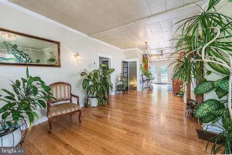 Entry Way - 2817 Hemlock Ave, Baltimore, MD 21214 photo 2 of 10