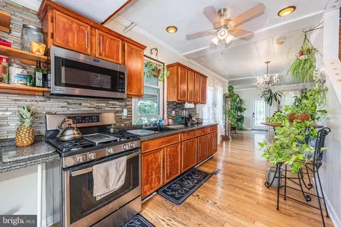 Entry Way - 2817 Hemlock Ave, Baltimore, MD 21214 photo 5 of 10