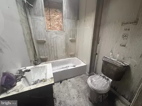 Bath - 2222 Walbrook Ave, Baltimore, MD 21216 photo 1 of 1