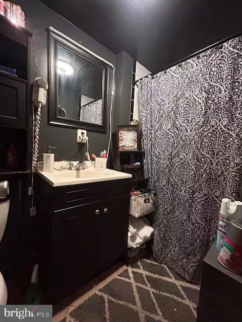 Bath - 3924 Edgewood Rd, Baltimore, MD 21215 photo 2 of 4