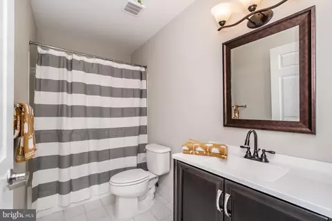 Bath - 2702 Lighthouse Pt E #532, Baltimore, MD 21224 photo 1 of 3