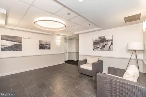 Entry Way - 2702 Lighthouse Pt E #532, Baltimore, MD 21224 photo 3 of 5