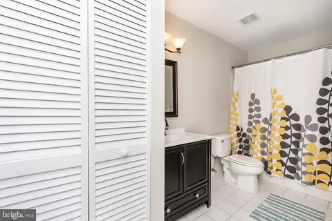 Bath - 2702 Lighthouse Pt E #532, Baltimore, MD 21224 photo 3 of 3