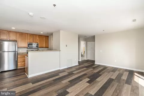 Living - 2702 Lighthouse Pt E #532, Baltimore, MD 21224 photo 5 of 7