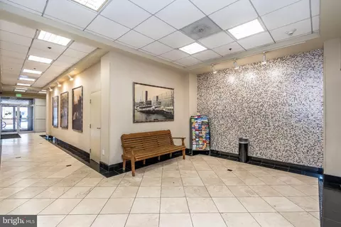 Entry Way - 2702 Lighthouse Pt E #532, Baltimore, MD 21224 photo 4 of 5