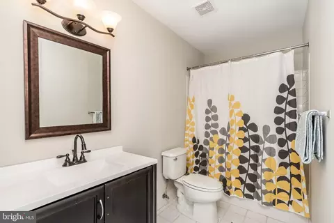 Bath - 2702 Lighthouse Pt E #532, Baltimore, MD 21224 photo 2 of 3