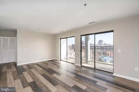 Living - 2702 Lighthouse Pt E #532, Baltimore, MD 21224 photo 3 of 7