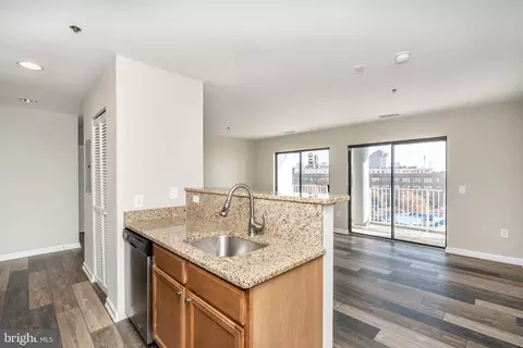 Living - 2702 Lighthouse Pt E #532, Baltimore, MD 21224 photo 7 of 7
