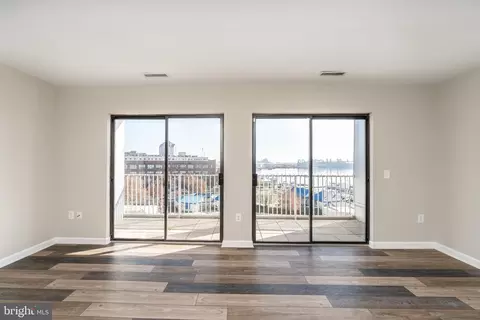 Living - 2702 Lighthouse Pt E #532, Baltimore, MD 21224 photo 4 of 7
