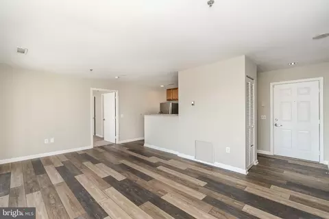 Living - 2702 Lighthouse Pt E #532, Baltimore, MD 21224 photo 6 of 7
