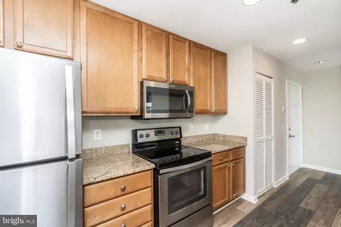 Kitchen - 2702 Lighthouse Pt E #532, Baltimore, MD 21224 photo 2 of 3